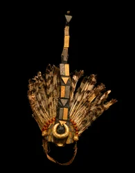 Chief Sword Bearers Headdress, Ghána, 1825 körül (arany, fémlemez, szövet, toll, bőr, fa és fém kapcsok)